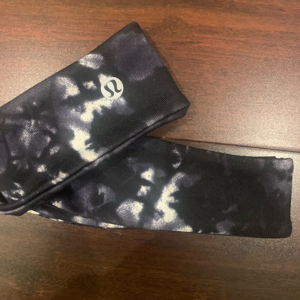 Lululemon black and white headband!